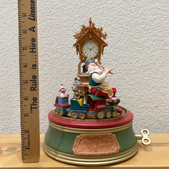 Hallmark THE MERRY OLD TOYMAKER 10" Musical Animated Santa Clock Tabletop Decor - Picture 12 of 16